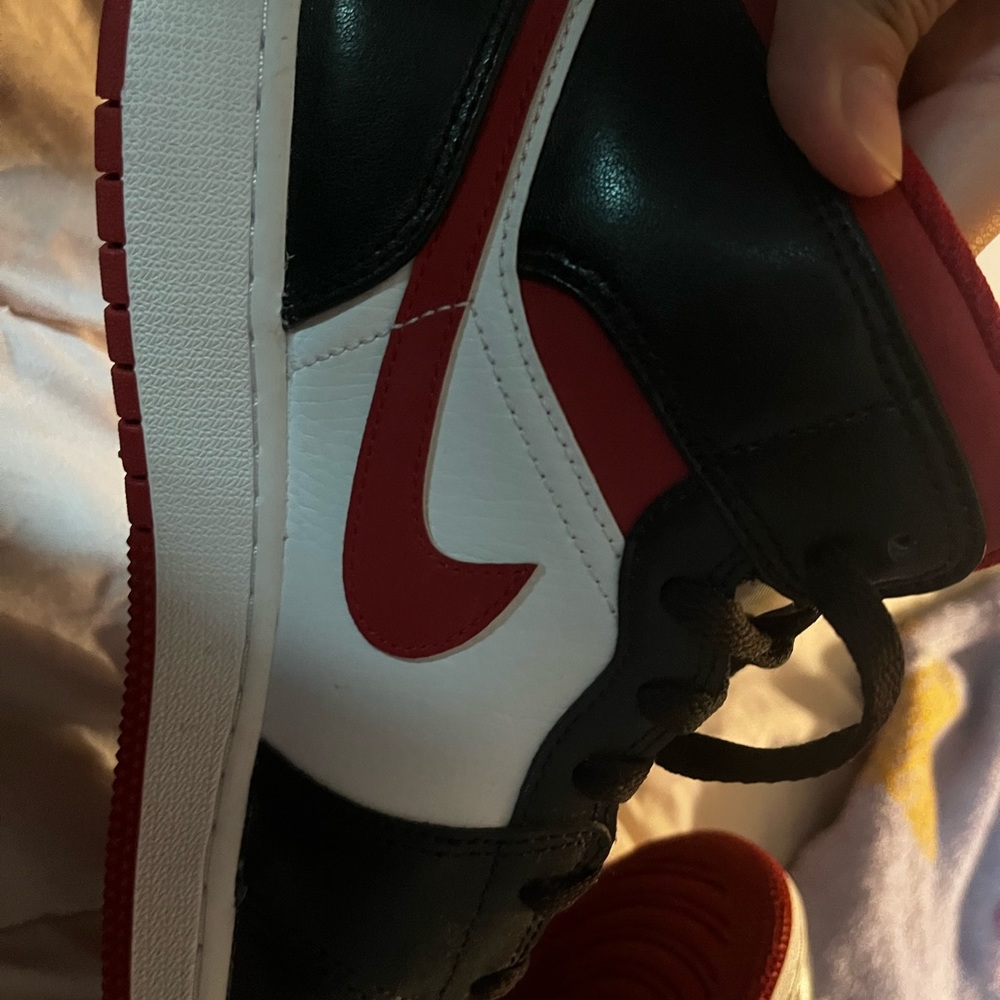 Air Jordan 1 Mid red